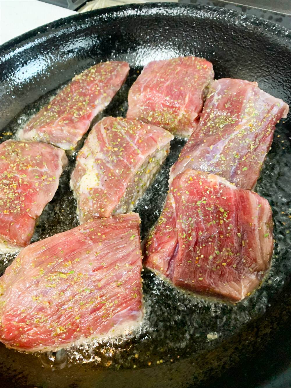 馬肉を焼いているところ