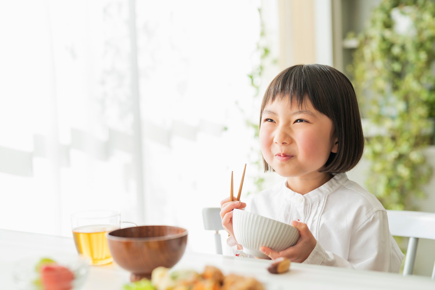 朝ごはんを食べる女の子